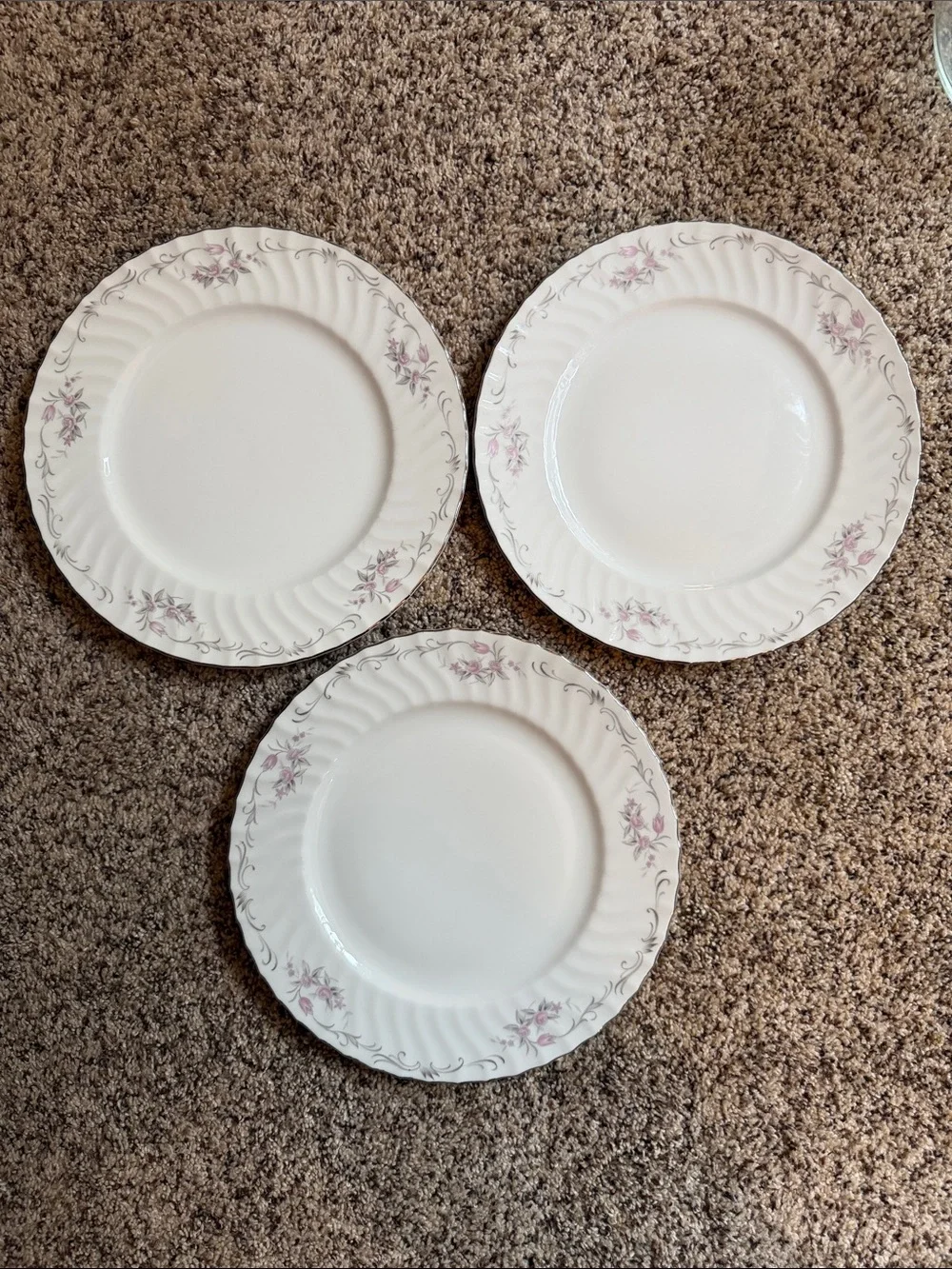 Vintage Gold Standard GST1 Scalloped Dinner Plate
